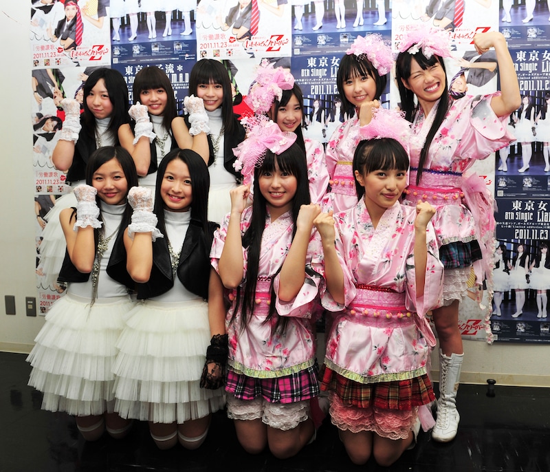 写真はライブ前に行われた記者会見の様子。