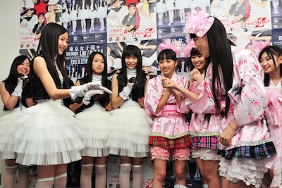 第1部の先攻・後攻をジャンケンで決める山邊未夢（東京女子流）と高城れに（ももいろクローバーZ）。結果は山邊がパー、高城がグーで女子流が見事選択権を獲得した。