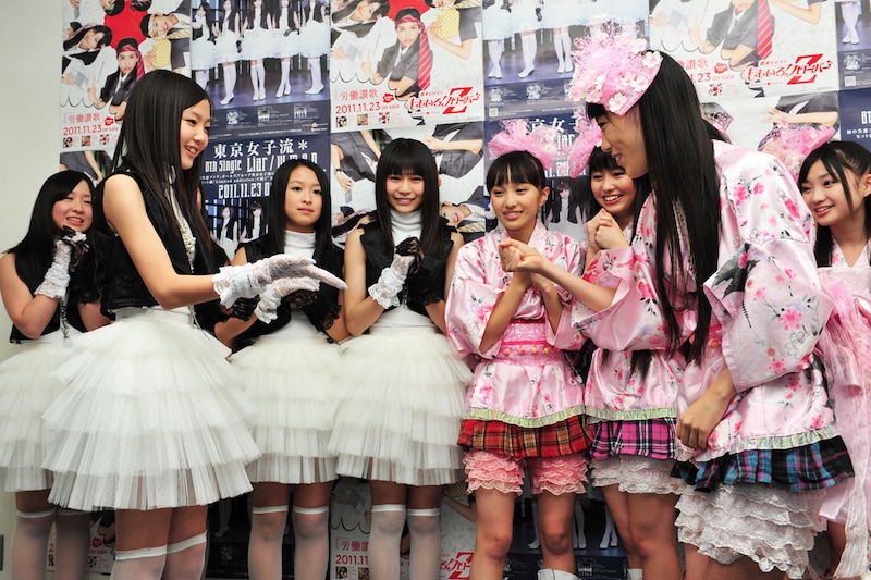 第1部の先攻・後攻をジャンケンで決める山邊未夢（東京女子流）と高城れに（ももいろクローバーZ）。結果は山邊がパー、高城がグーで女子流が見事選択権を獲得した。