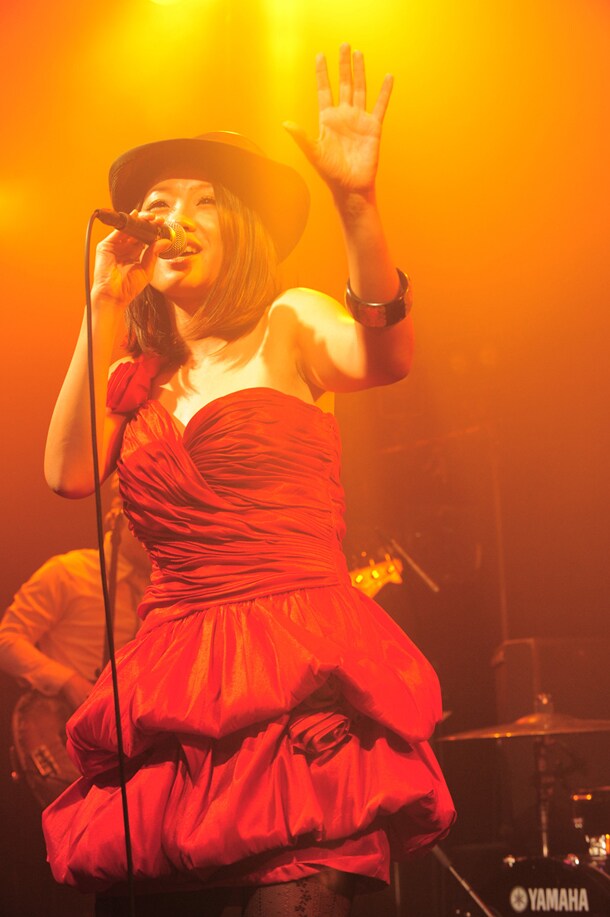 パフォーマンス中のCOMA-CHI。