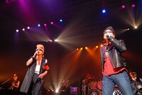 森山達也（写真右）と一緒に、THE MODSの楽曲「COME ON DOWN」を熱唱する綾小路翔（左）。（撮影：小川舞）