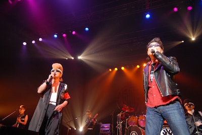 森山達也（写真右）と一緒に、THE MODSの楽曲「COME ON DOWN」を熱唱する綾小路翔（左）。（撮影：小川舞）