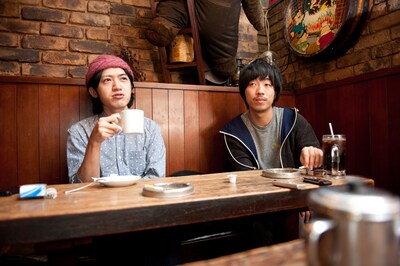 インタビューに応える金田康平（左）とツネ・モリサワ（右）。