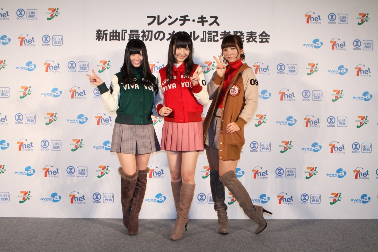 新曲披露会に登場したフレンチ・キスの3人。