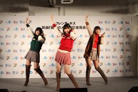 「最初のメール」を披露するフレンチ・キス。