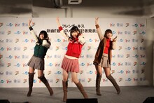 「最初のメール」を披露するフレンチ・キス。