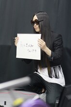 「帰ってきた対談スペシャル！ YUKKE＆SATOち69（ムック）超特別対談！」でファンに指示を出すAD逹瑯。