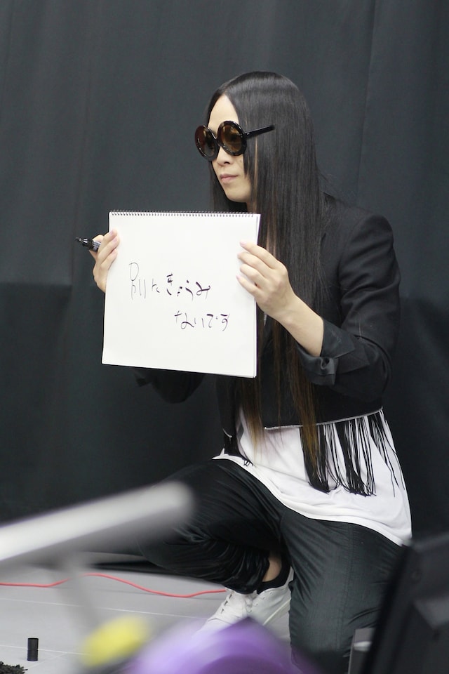 「帰ってきた対談スペシャル！ YUKKE＆SATOち69（ムック）超特別対談！」でファンに指示を出すAD逹瑯。