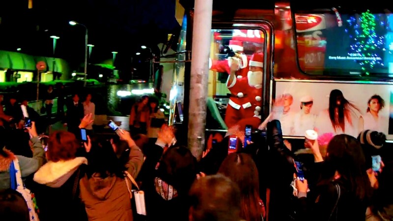 「アルカディアバス」からファンに挨拶するムックのメンバー。