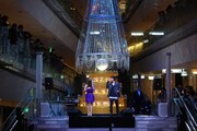 Tiara、豪華クリスマスツリーの下で新曲ラブソング熱唱