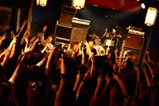 フロアに降りて「KEEP ON ROCKIN'」を演奏するTHE BAWDIES。