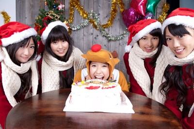 ケーキを囲むももクロサンタ＆しおりんトナカイ。