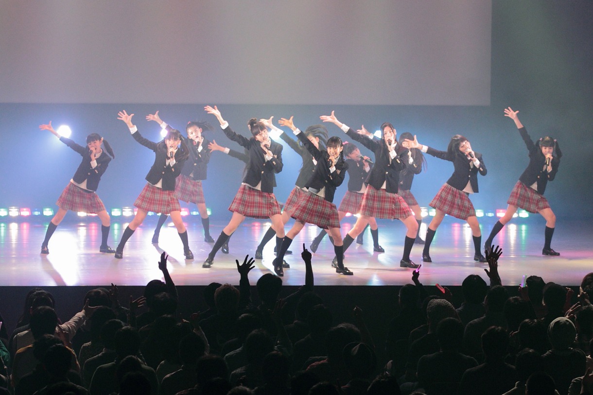 写真はライブパフォーマンスの様子。