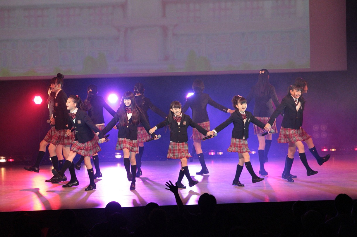 写真はライブパフォーマンスの様子。