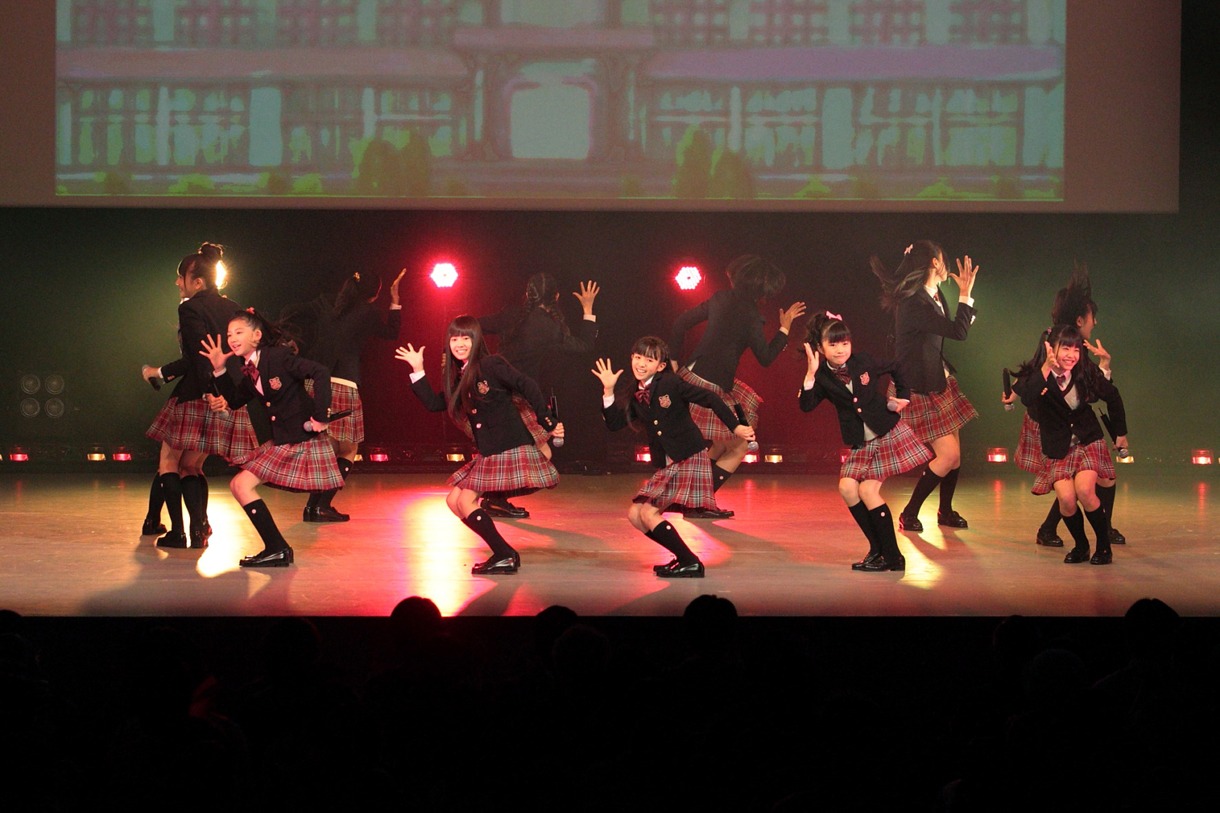 写真はライブパフォーマンスの様子。