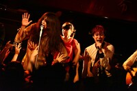 「SOUL MAN」を熱唱する志磨遼平（写真左）とROY（右）。