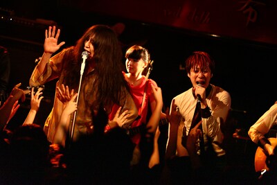 「SOUL MAN」を熱唱する志磨遼平（写真左）とROY（右）。