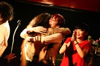 ライブを無事終え、笑顔で抱擁を交わす志磨遼平とROY。