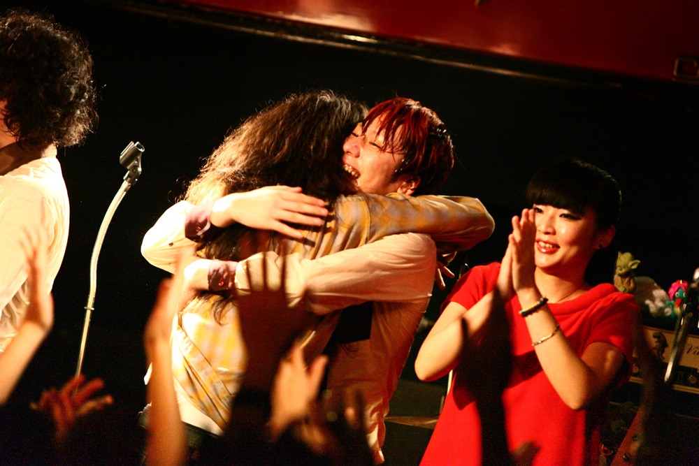 ライブを無事終え、笑顔で抱擁を交わす志磨遼平とROY。