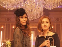 JUJU（写真左）と市原ひかり（右）のスタジオライブ収録の模様。