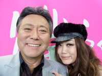 JUJU（写真右）と小倉智昭（左）。