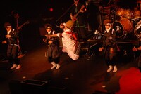 「俺達には土曜日しかない」をパフォーマンスする氣志團。（撮影：小川舞）