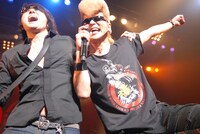 肩を組み「MY WAY」を熱唱するJと綾小路翔。2人の楽しそうな表情がライブの成功を物語っている。（撮影：小川舞）