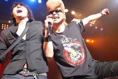 肩を組み「MY WAY」を熱唱するJと綾小路翔。2人の楽しそうな表情がライブの成功を物語っている。（撮影：小川舞）