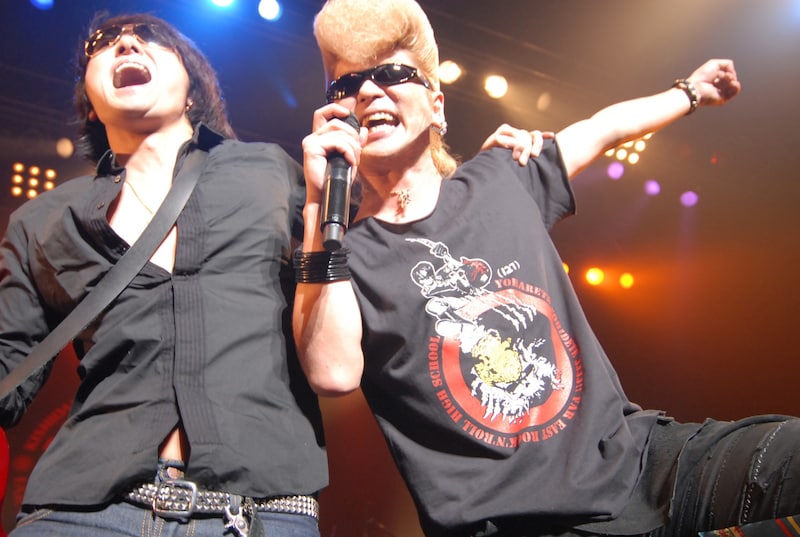 肩を組み「MY WAY」を熱唱するJと綾小路翔。2人の楽しそうな表情がライブの成功を物語っている。（撮影：小川舞）