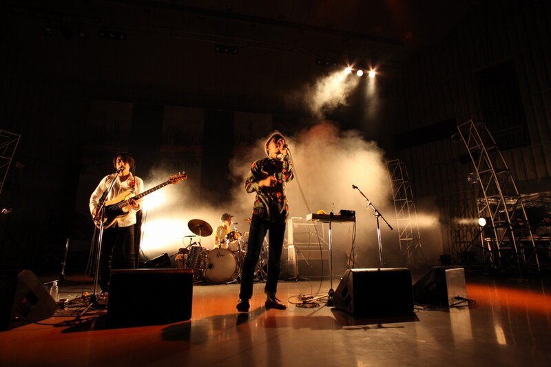 写真は10月10日の野音ライブの模様。