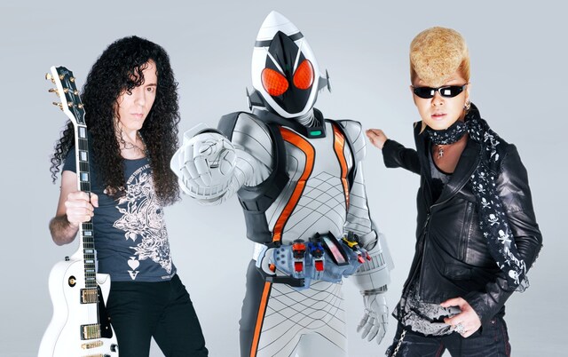 写真左からマーティ・フリードマン、仮面ライダーフォーゼ、綾小路翔。