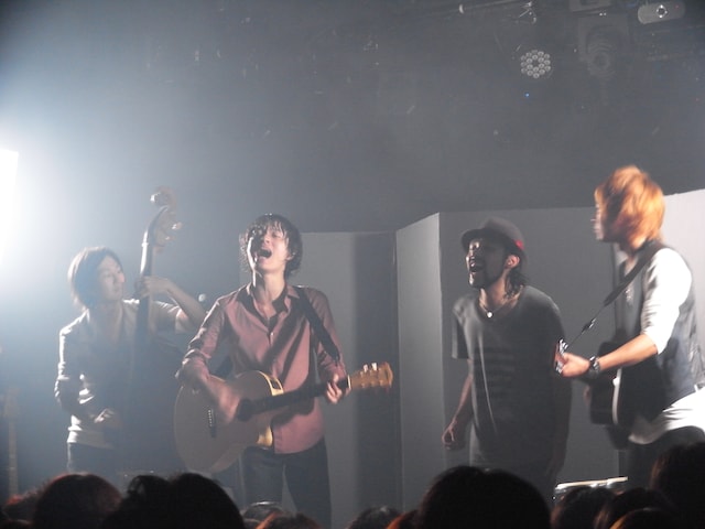 バッテリーライトを照明に使って行われたアンプラグドセッションの様子。