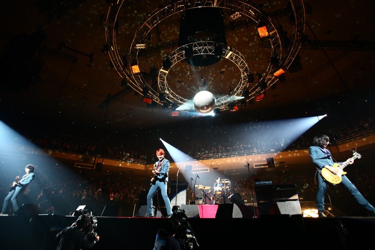 オーディエンスが囲む中で熱演を披露したTHE BAWDIES。（撮影：橋本塁【SOUND SHOOTER】）