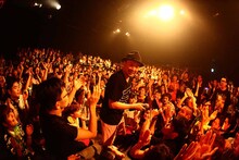 10月21日に行われたFRONTIER BACKYARDのライブの様子。