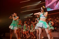 「パレオはエメラルド」を歌う松井玲奈（写真左）、松井珠理奈（右）。