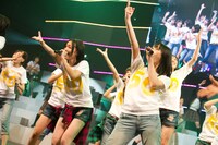 「オキドキ」を披露する松井珠理奈（写真左）、松井玲奈（右）。 (C)AKS