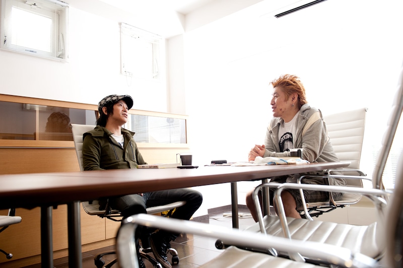 杉本恭一（写真左）と吉田豪（写真右）。