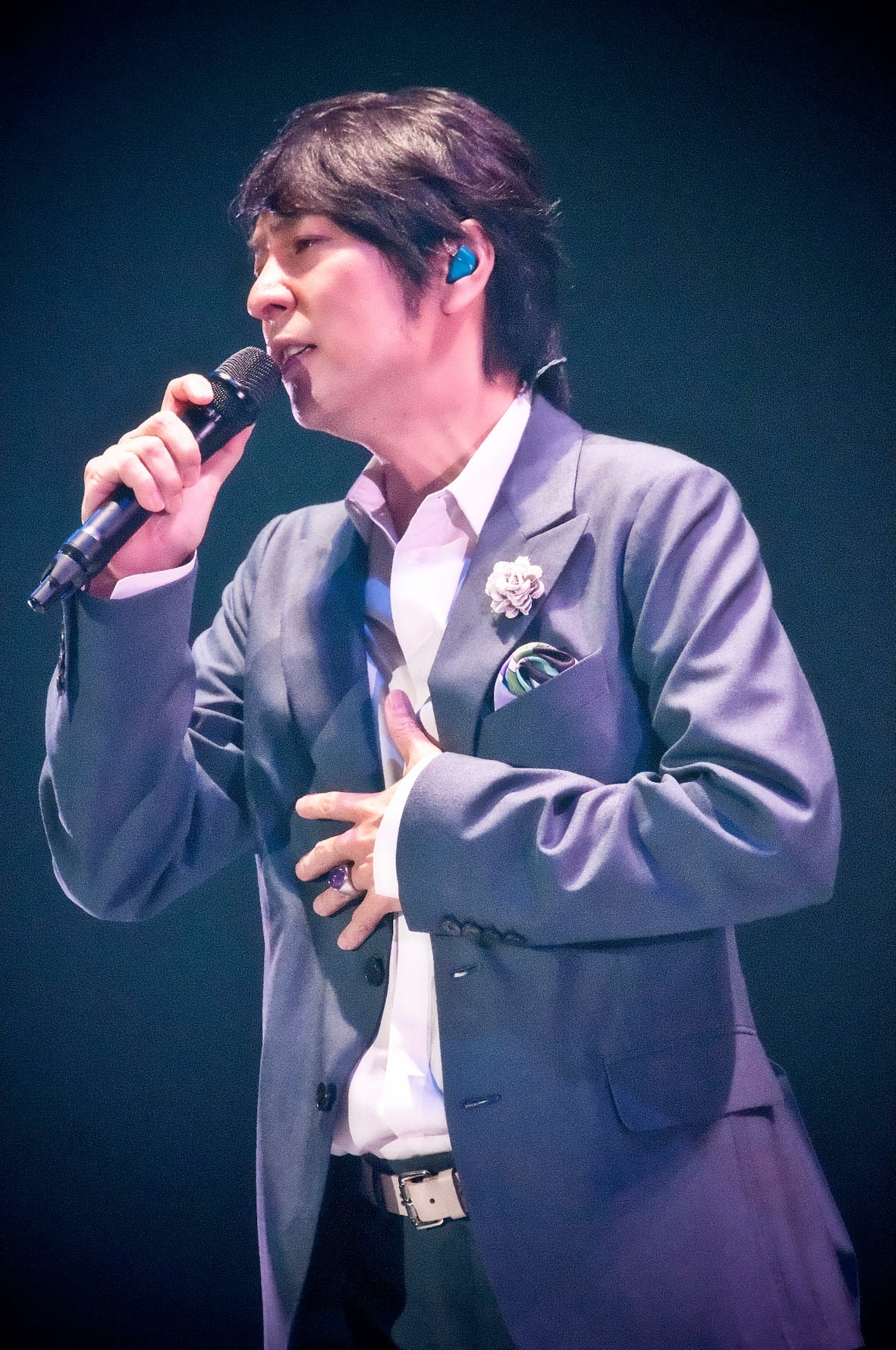 美しい歌声でオーディエンスを魅了した徳永英明。
