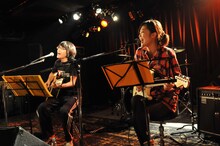 アンコールで「魔法にかけて！」をセッションするミドリカワ書房と弓木英梨乃。