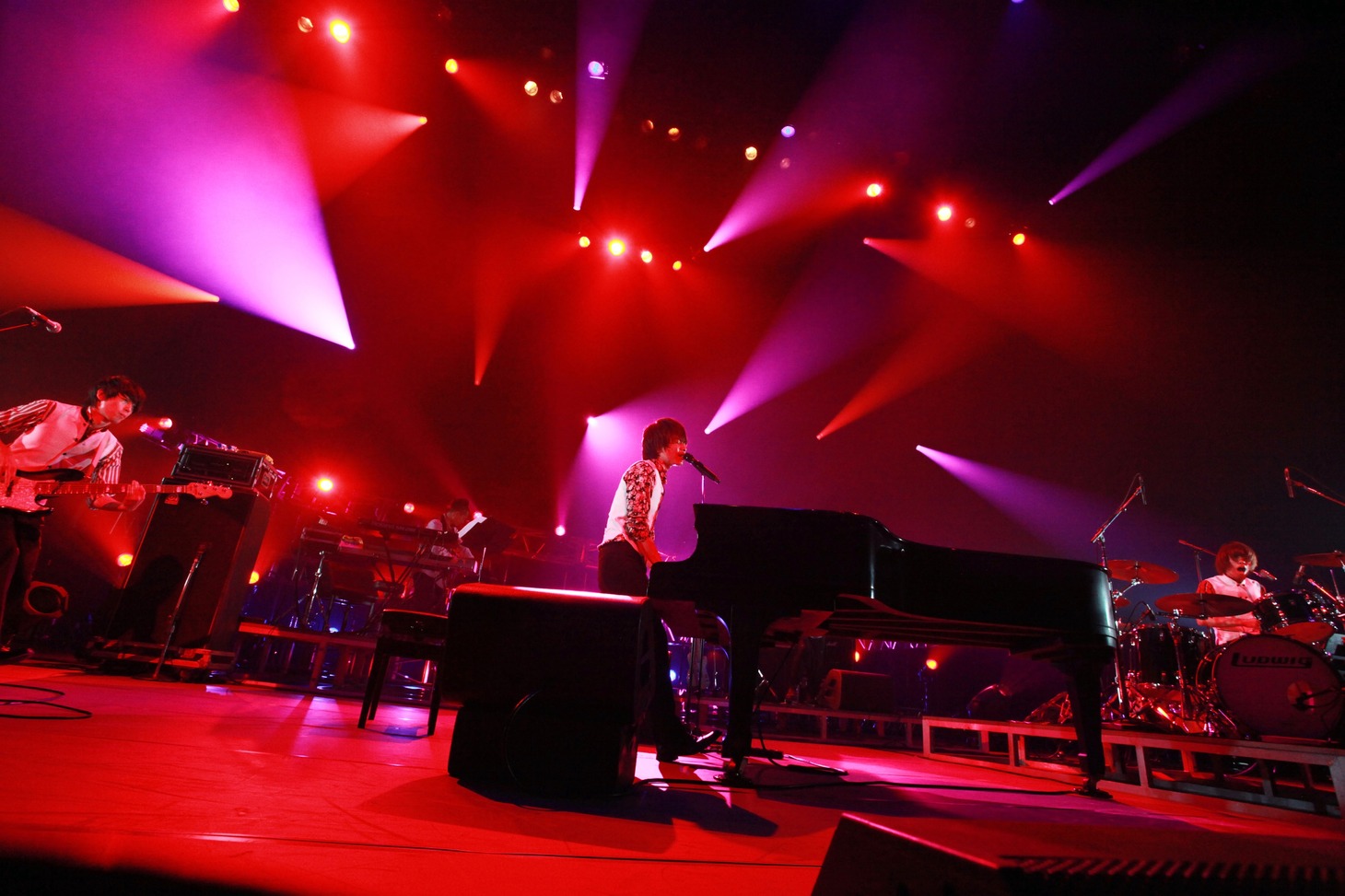 「WEAVER 3rd TOUR 2011『ジュビレーション～太陽と月のパレ―ド～』」神奈川芸術劇場公演の様子。