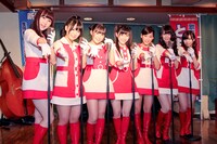 “ガイコツマイク”を手にフォトセッションに挑む渡り廊下走り隊7。