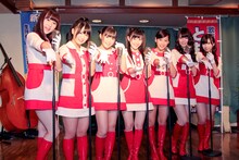 “ガイコツマイク”を手にフォトセッションに挑む渡り廊下走り隊7。