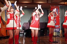 「希望山脈」を披露する渡り廊下走り隊7。