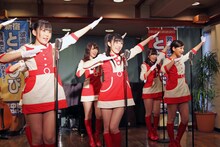 「希望山脈」を披露する渡り廊下走り隊7。