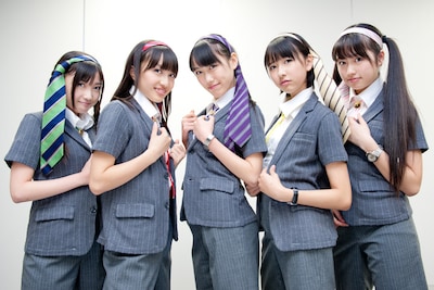 桃色武士四弾「“省” -SHO-」を羽織ったももいろクローバーZ。衣装のパンツと合わせても違和感がない。