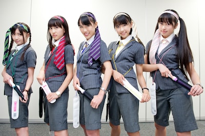 桃色武士四弾「“省” -SHO-」と「“閃” -SEN-」を装備して勇ましく決めるももいろクローバーZ。