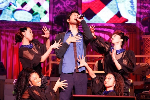 “大人のエロスパート”中の平井堅。