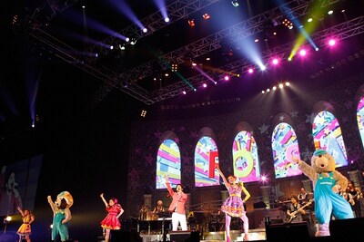 着ぐるみ＆ダンサーとともに「POP STAR」を歌い踊る平井堅。