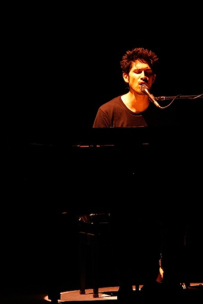 アンコールラストの「あなたと」で、グランドピアノ弾き語りを披露する平井堅。