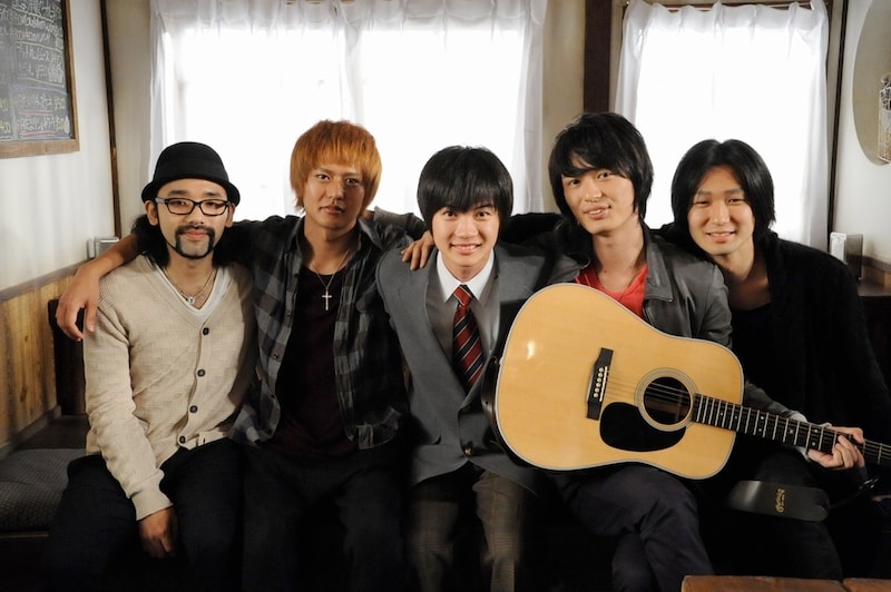 違和感なくNICO Touches the Wallsに混ざる神木隆之介（写真中央）。